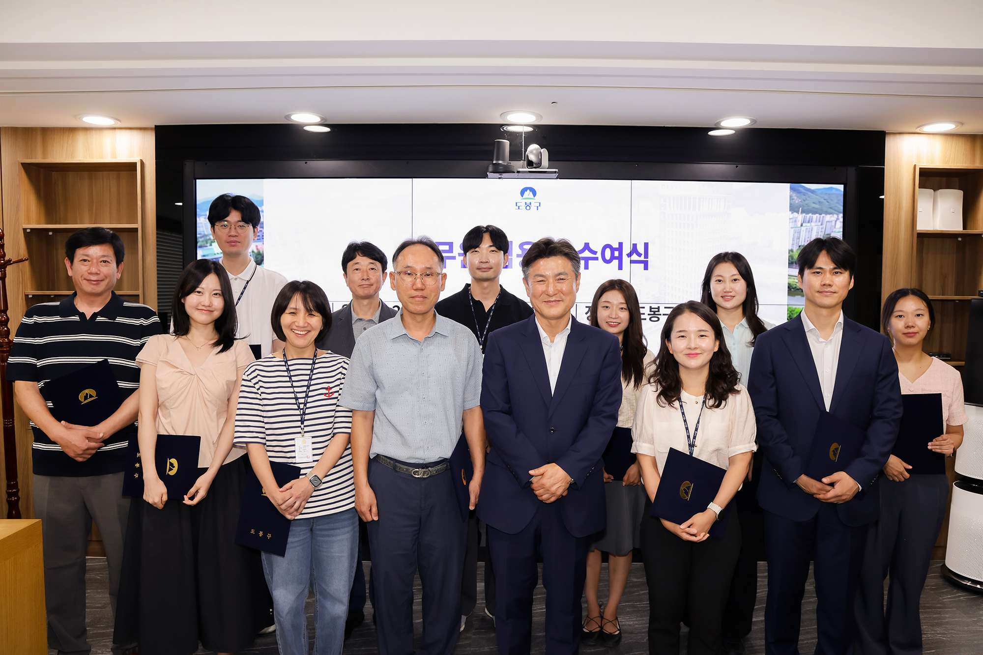 공무원 임용장 수여식 해당 썸네일입니다