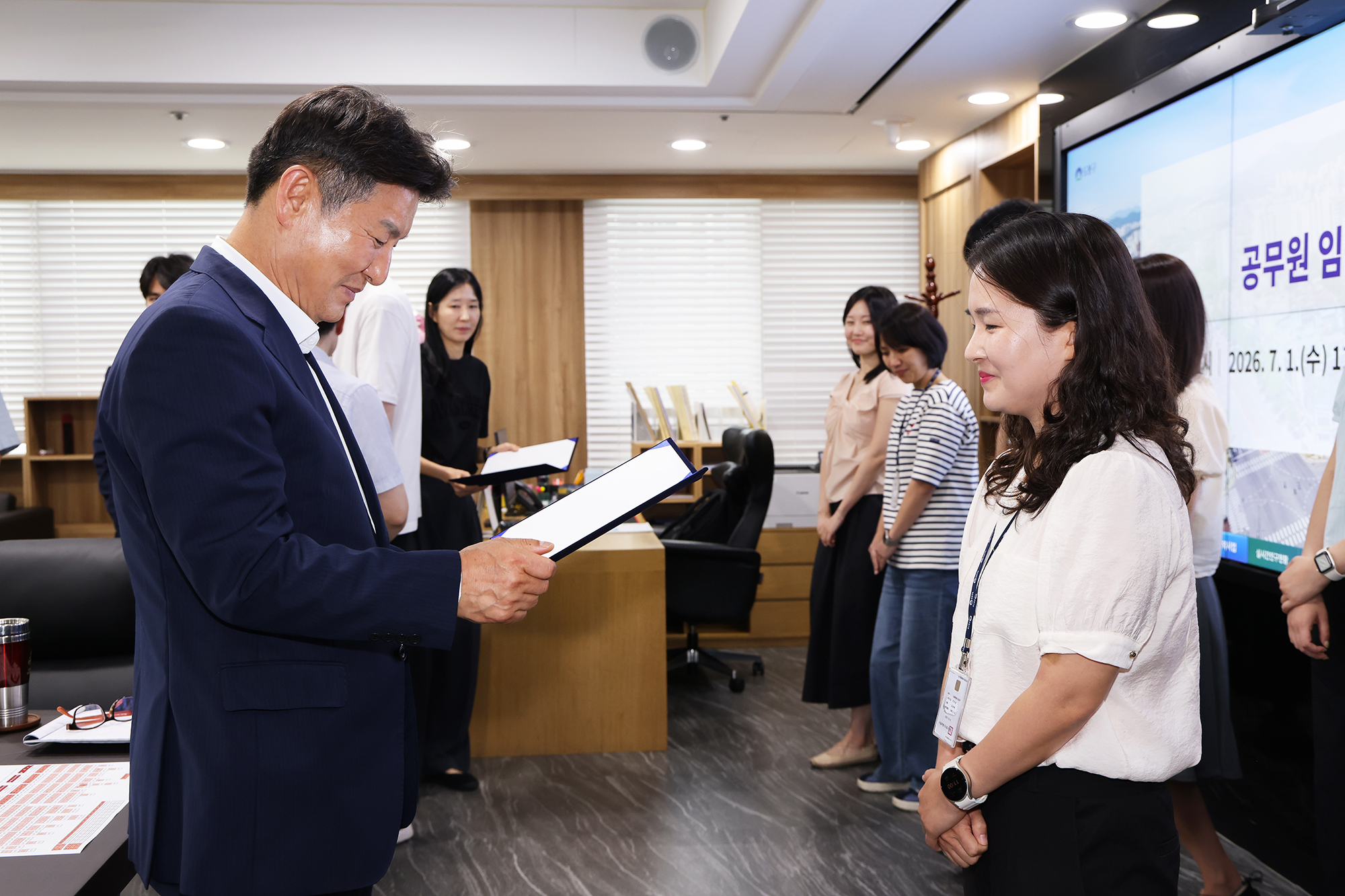 공무원 임용장 수여식 해당 썸네일입니다