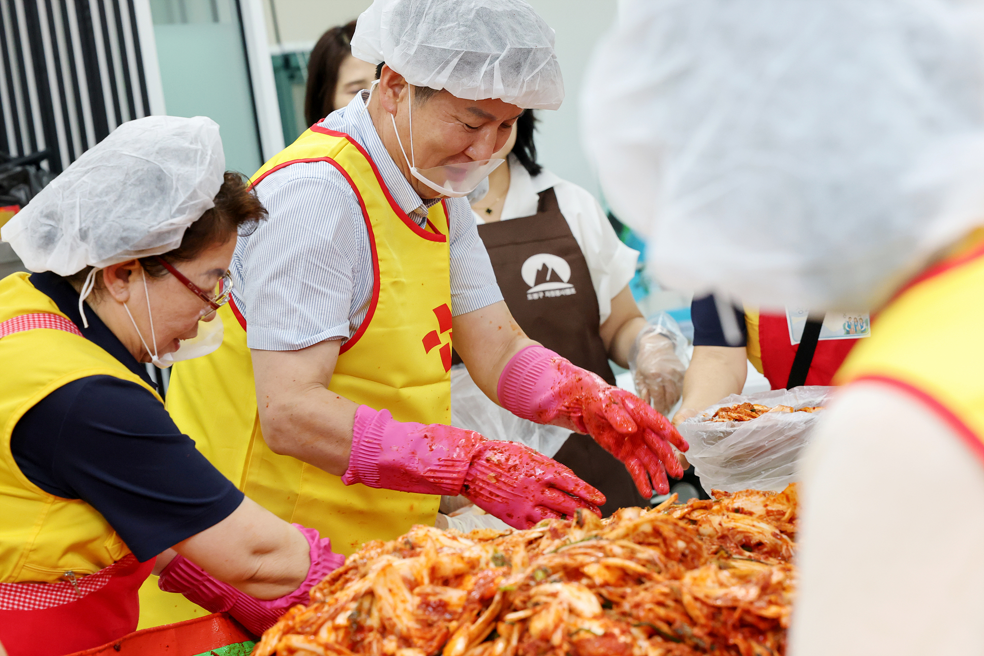 창2동 적십자봉사회 어르신 김치나눔 해당 썸네일입니다