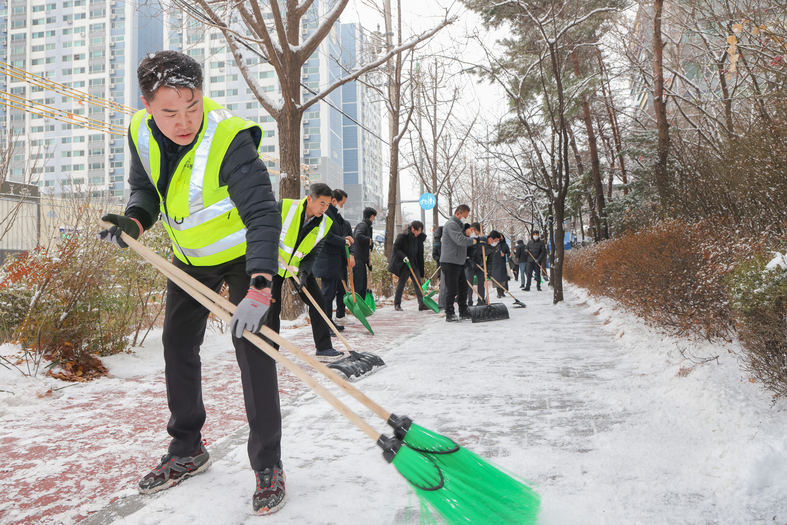 전직원 긴급 제설작업 해당 썸네일입니다