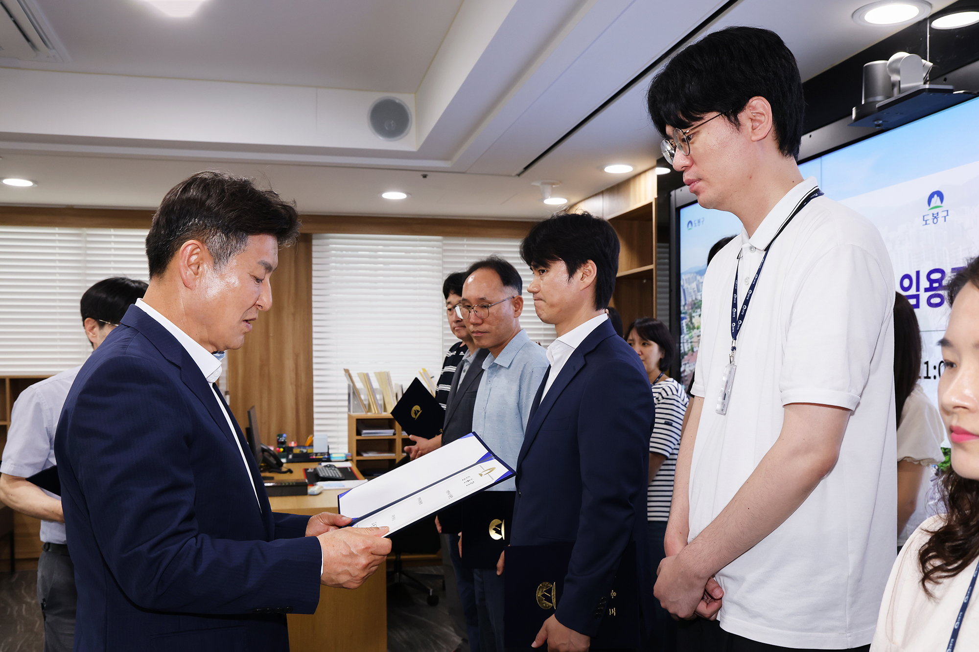 공무원 임용장 수여식 해당 썸네일입니다