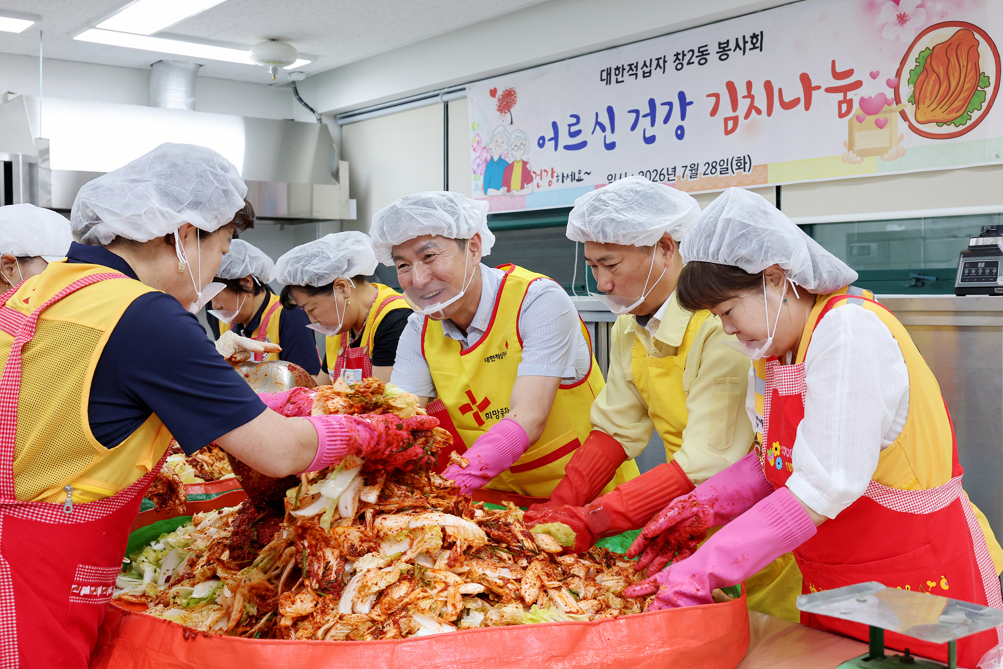 창2동 적십자봉사회 어르신 김치나눔 해당 썸네일입니다