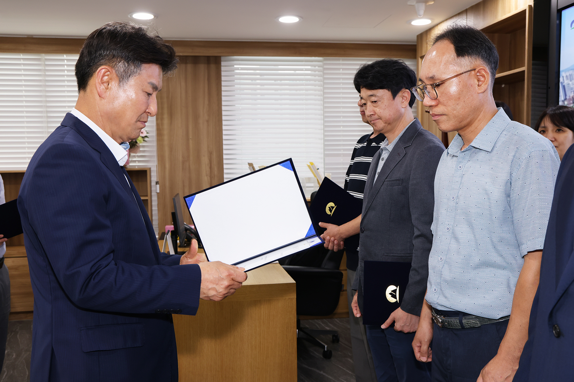 공무원 임용장 수여식 해당 썸네일입니다
