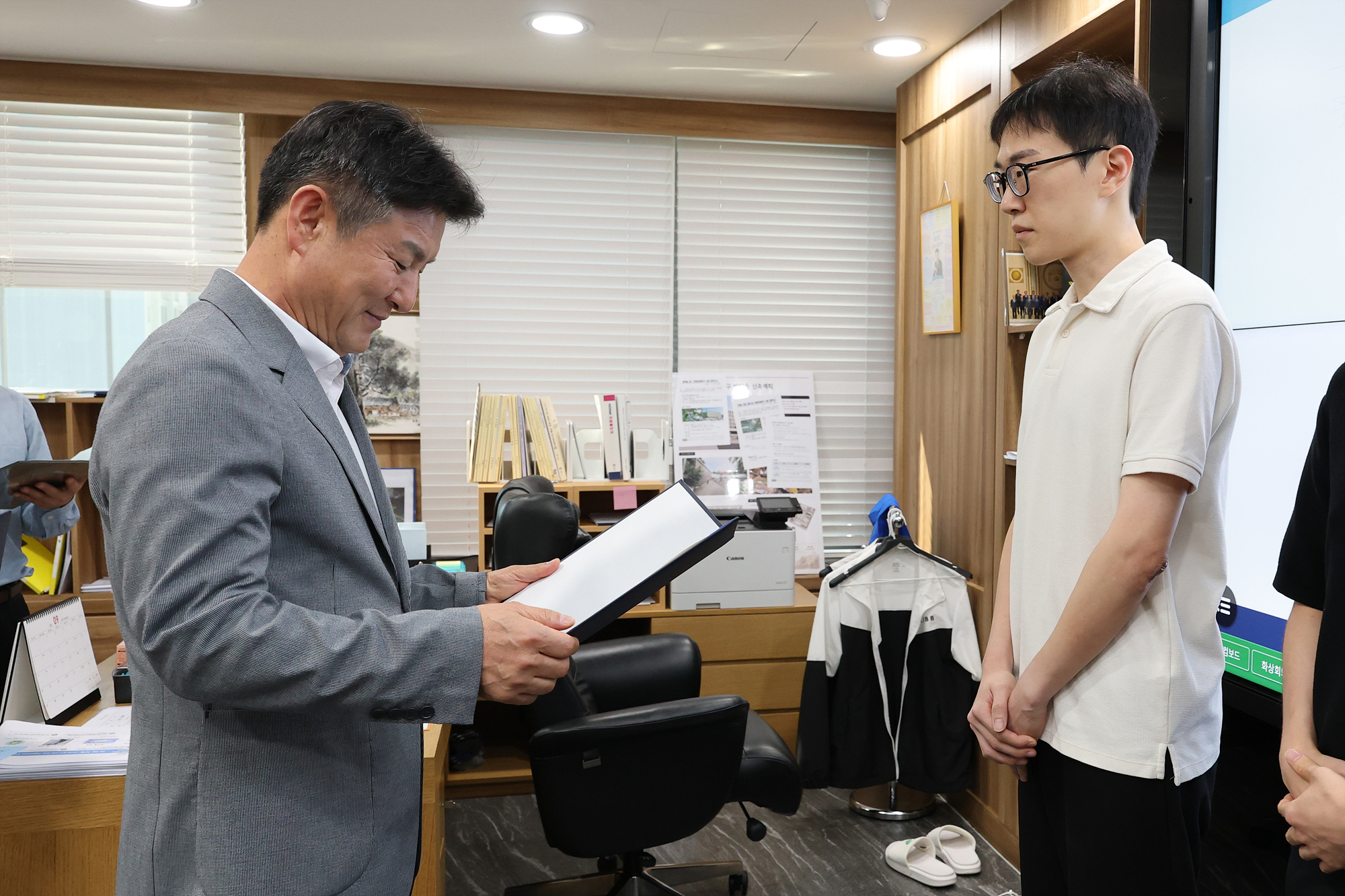 신규 직원 임용장 수여식 해당 썸네일입니다