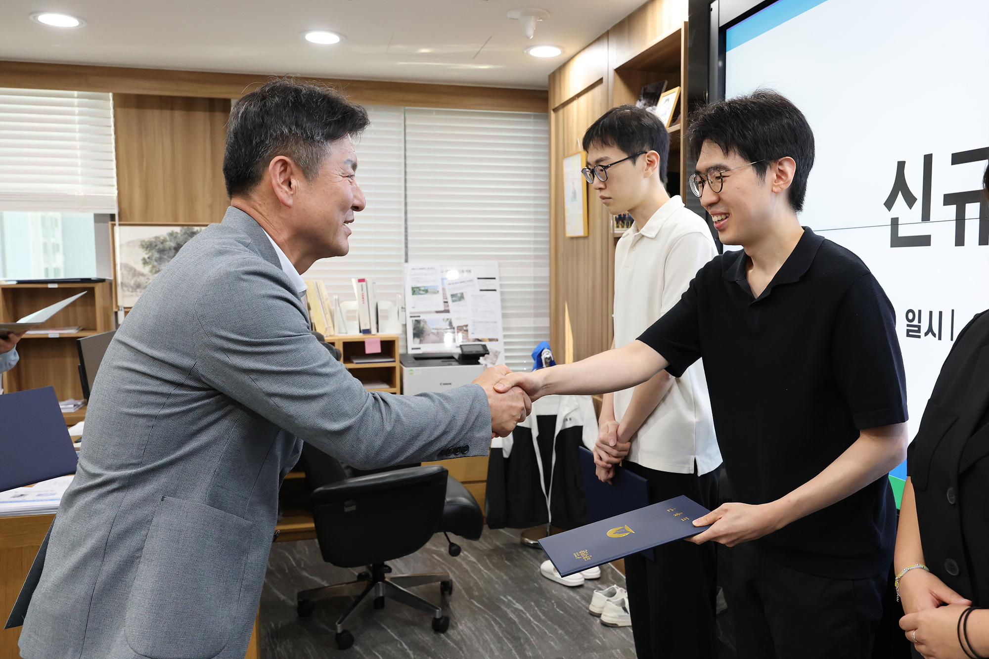 신규 직원 임용장 수여식 해당 썸네일입니다