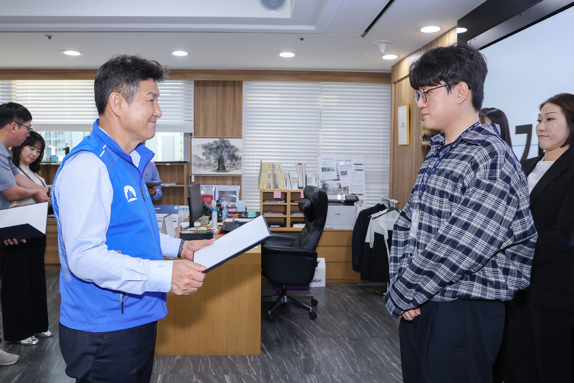 2분기 우수공무원 표창 수여식 해당 썸네일입니다