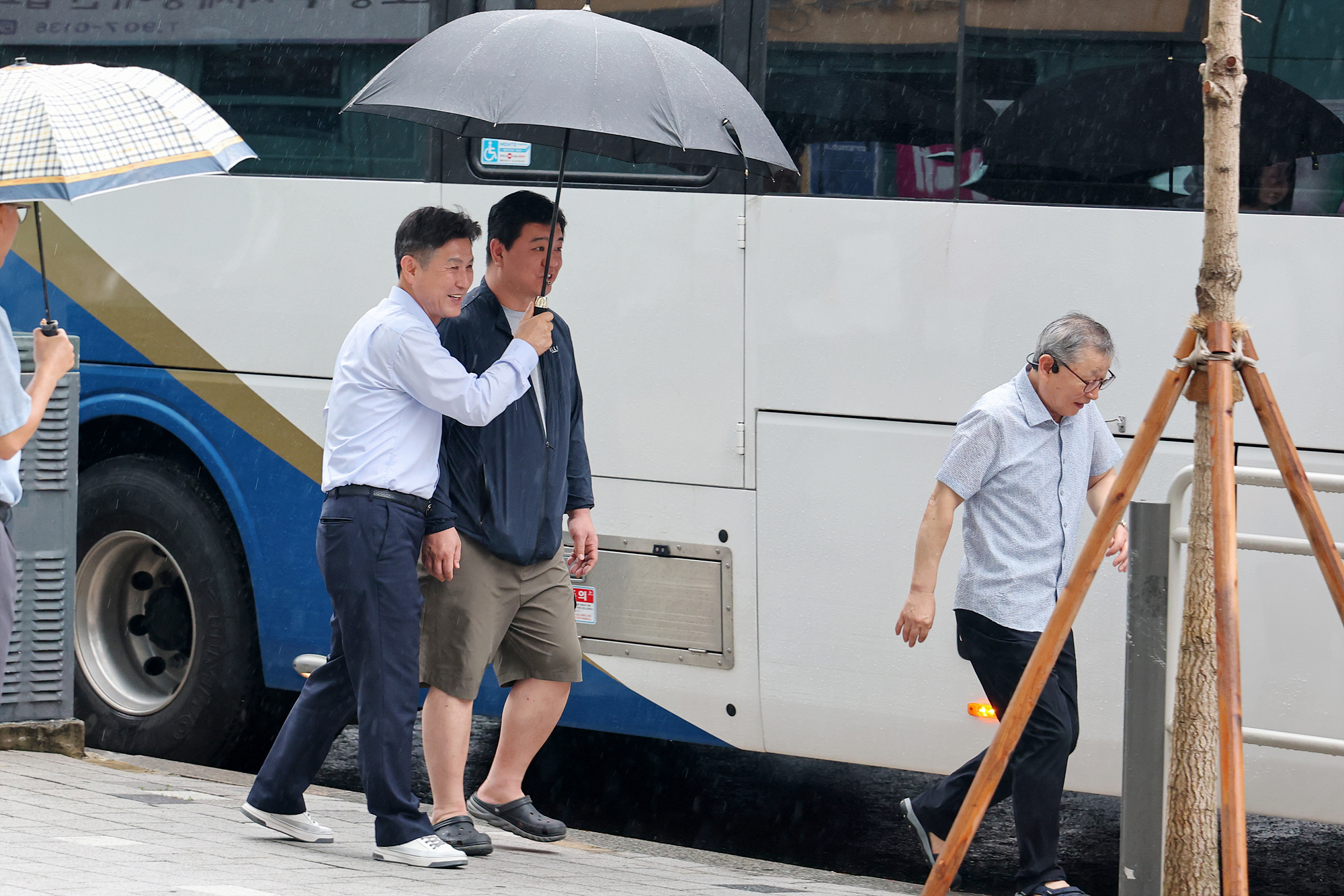 저소득지체장애인 해변 캠프 환송 해당 썸네일입니다