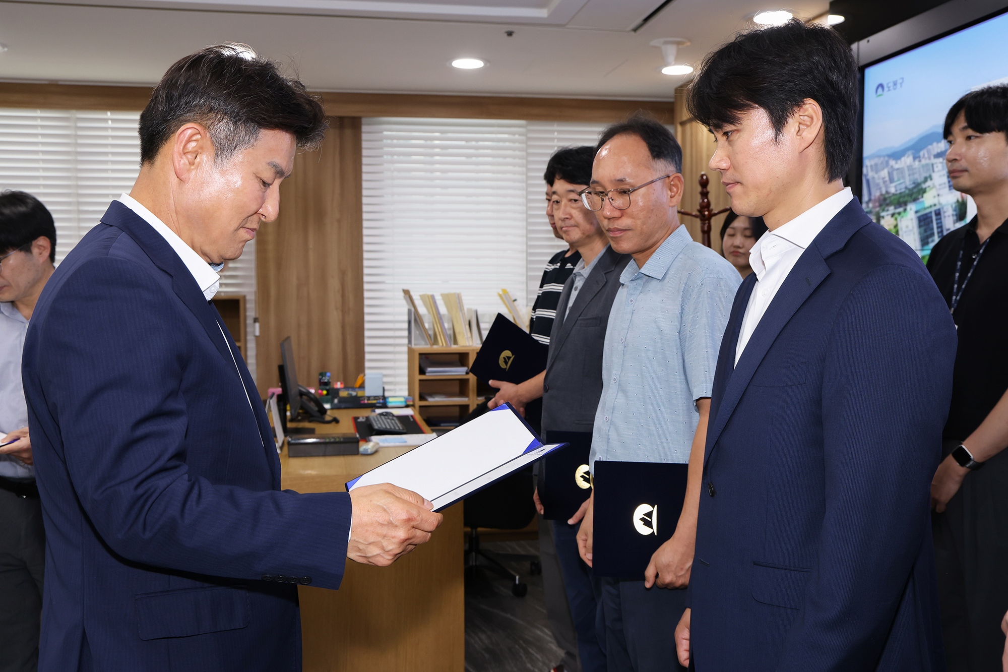 공무원 임용장 수여식 해당 썸네일입니다