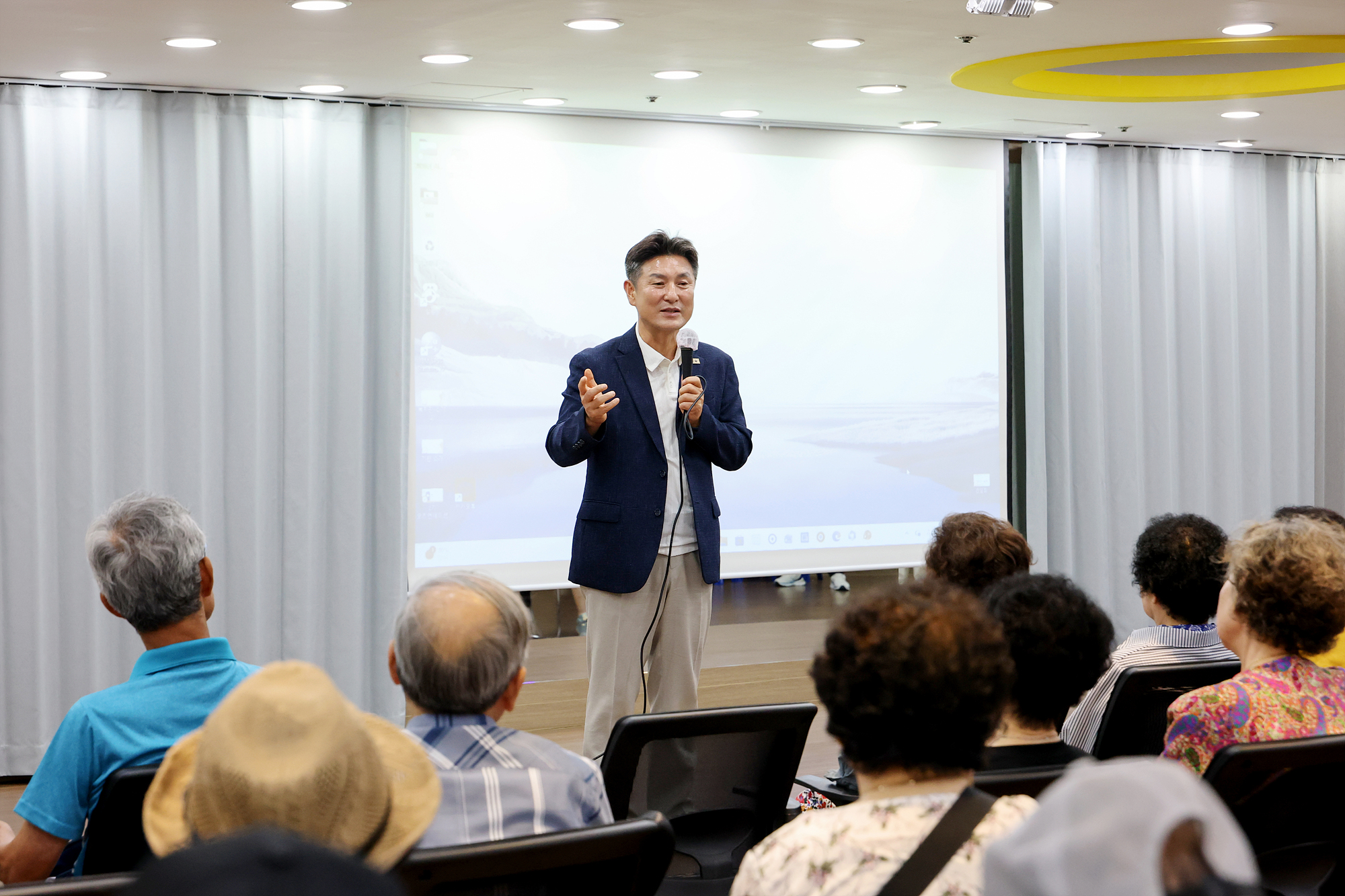 어르신 교통안전교육 해당 썸네일입니다