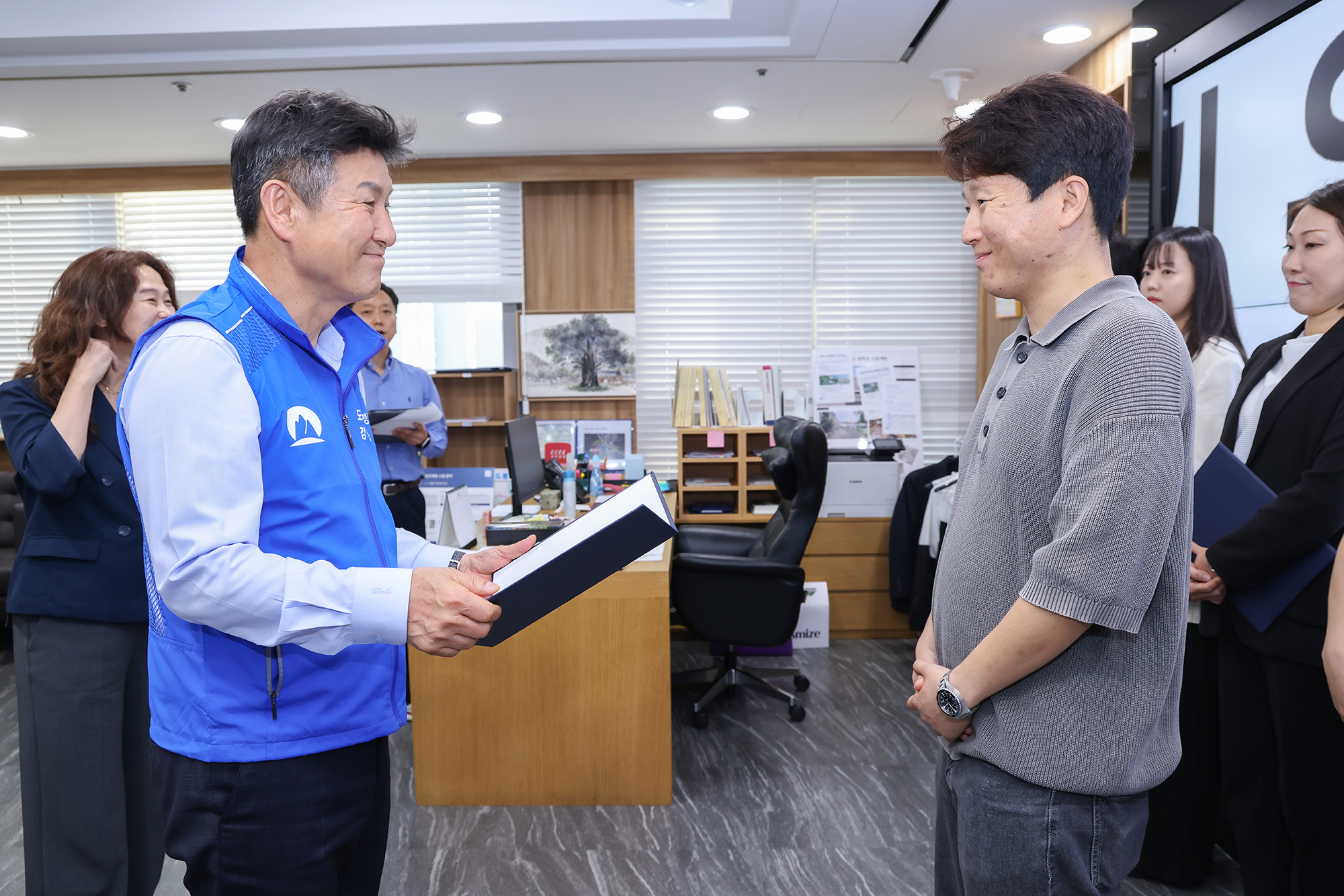 2분기 우수공무원 표창 수여식 해당 썸네일입니다