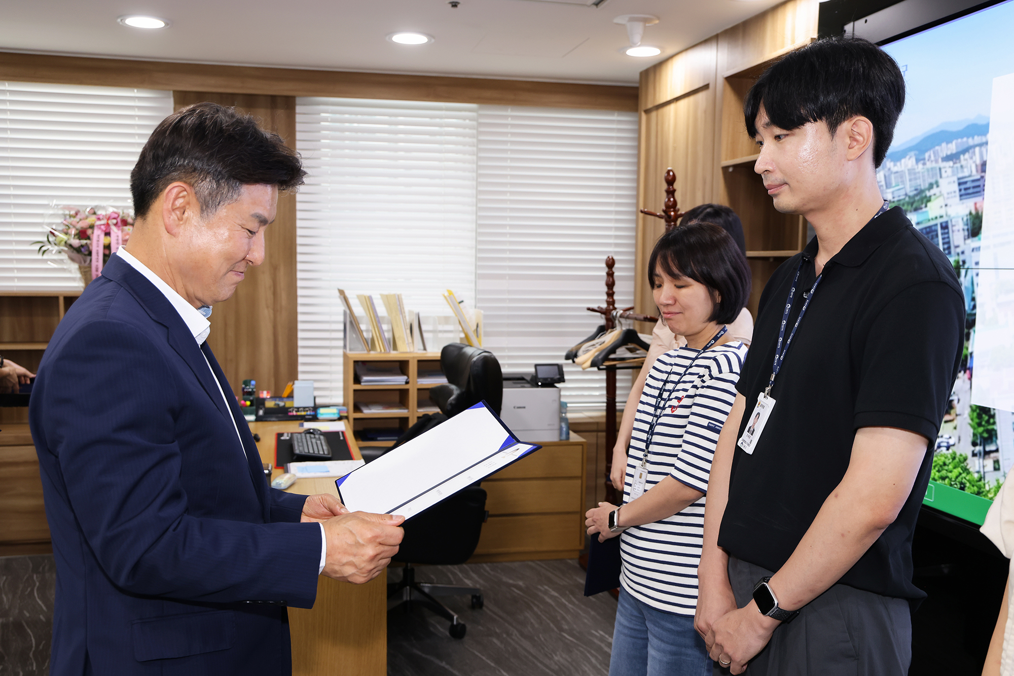 공무원 임용장 수여식 해당 썸네일입니다
