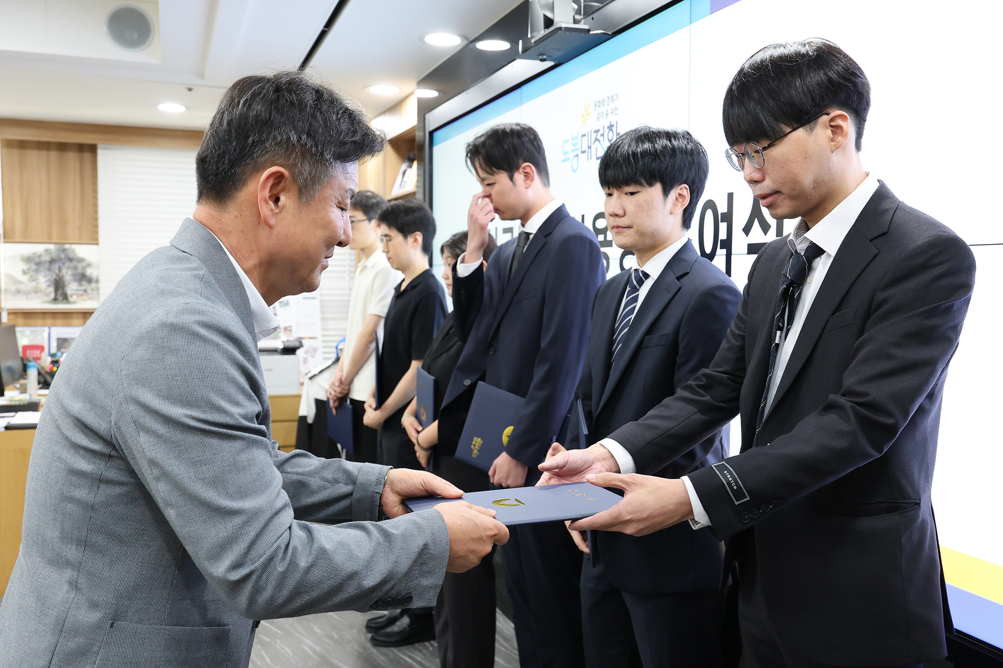 신규 직원 임용장 수여식 해당 썸네일입니다