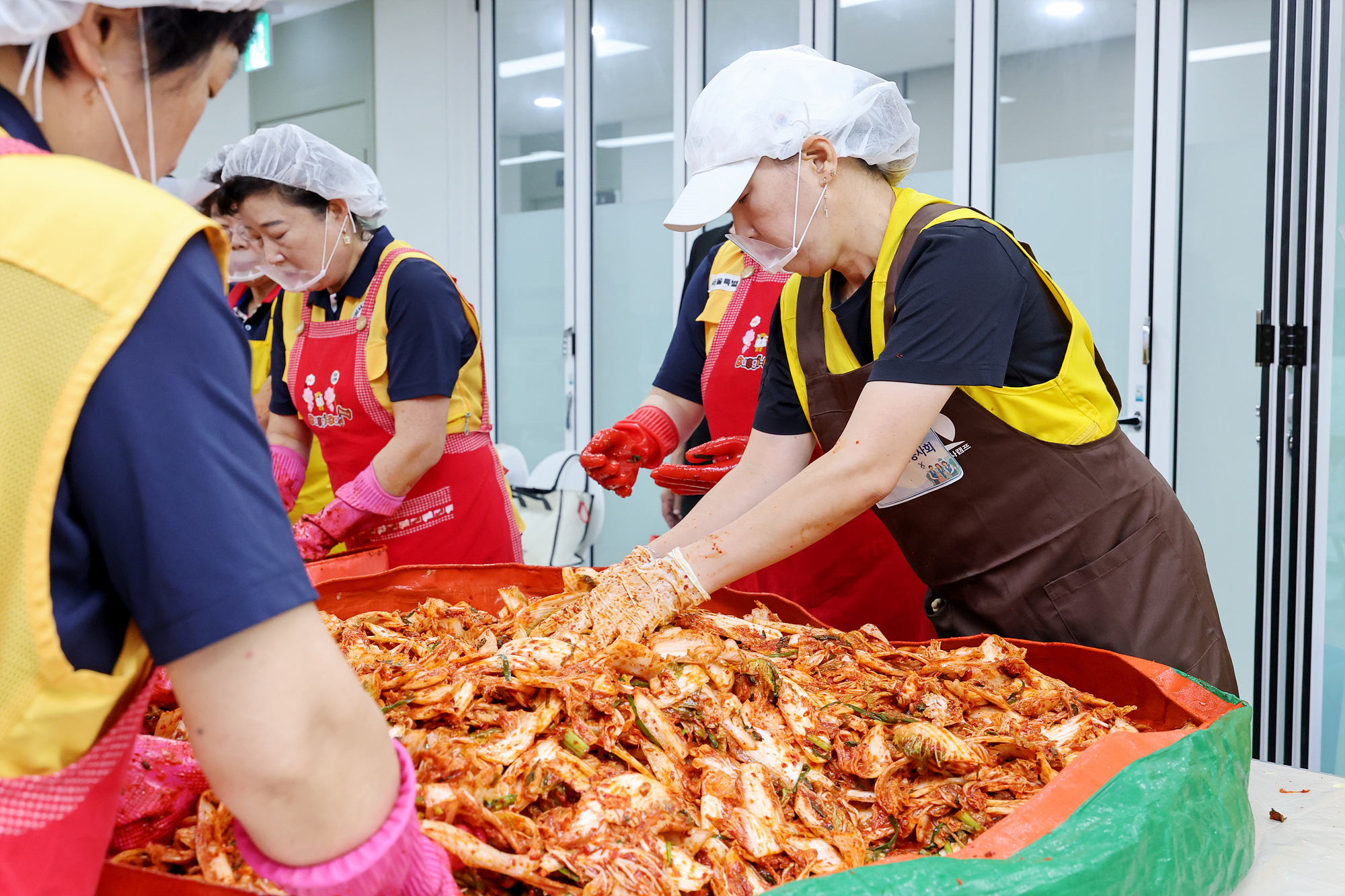 창2동 적십자봉사회 어르신 김치나눔 해당 썸네일입니다