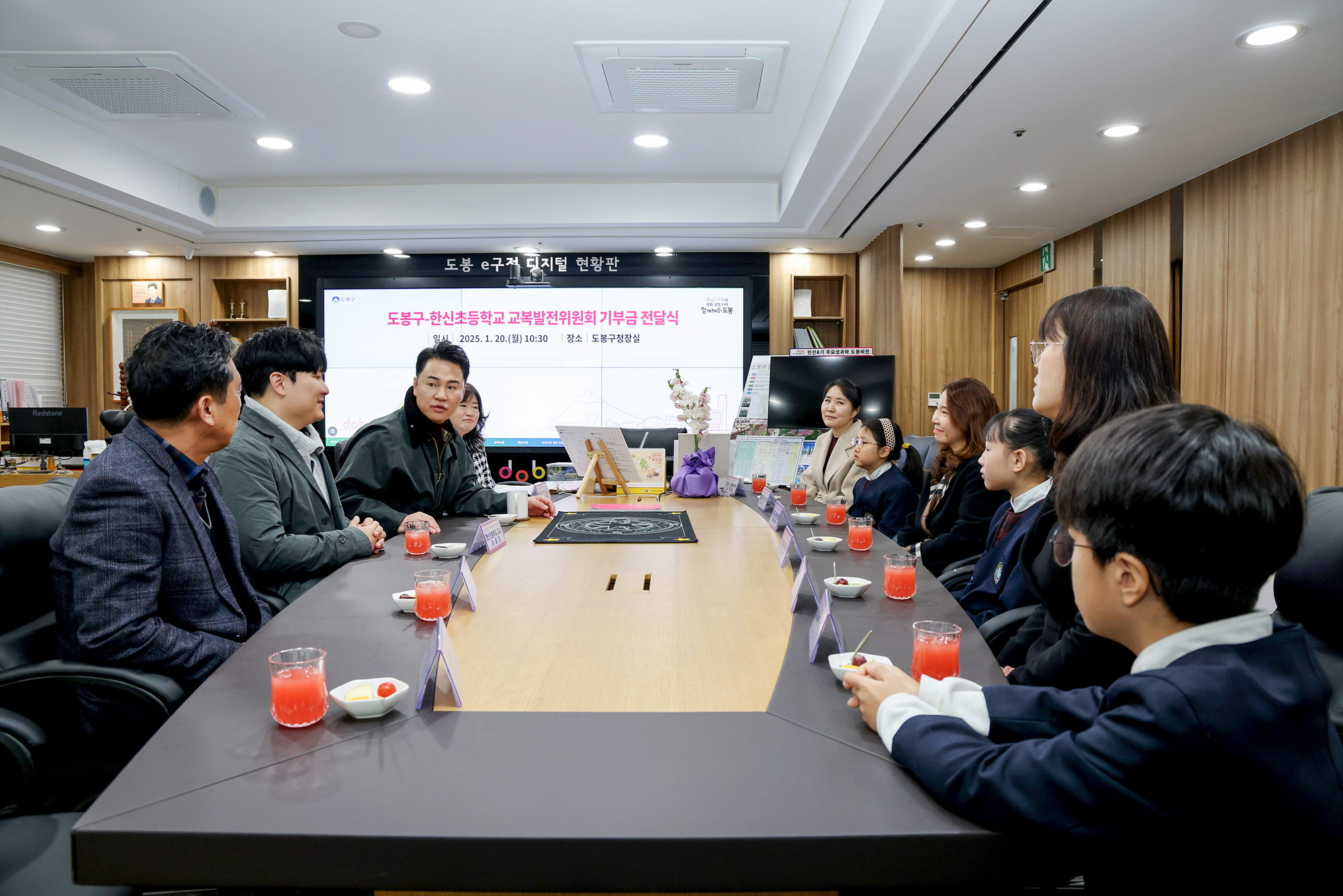 한신초 교복발전위 기부금 전달식 해당 이미지 입니다