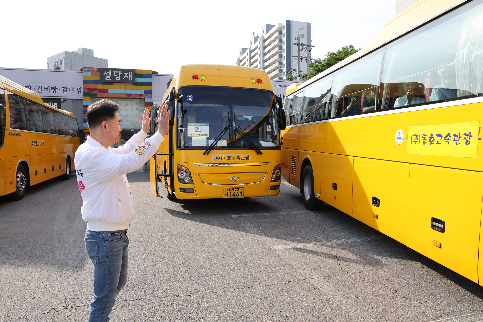 현충일 추념식 참배(서울) 유가족 환송 해당 이미지 입니다