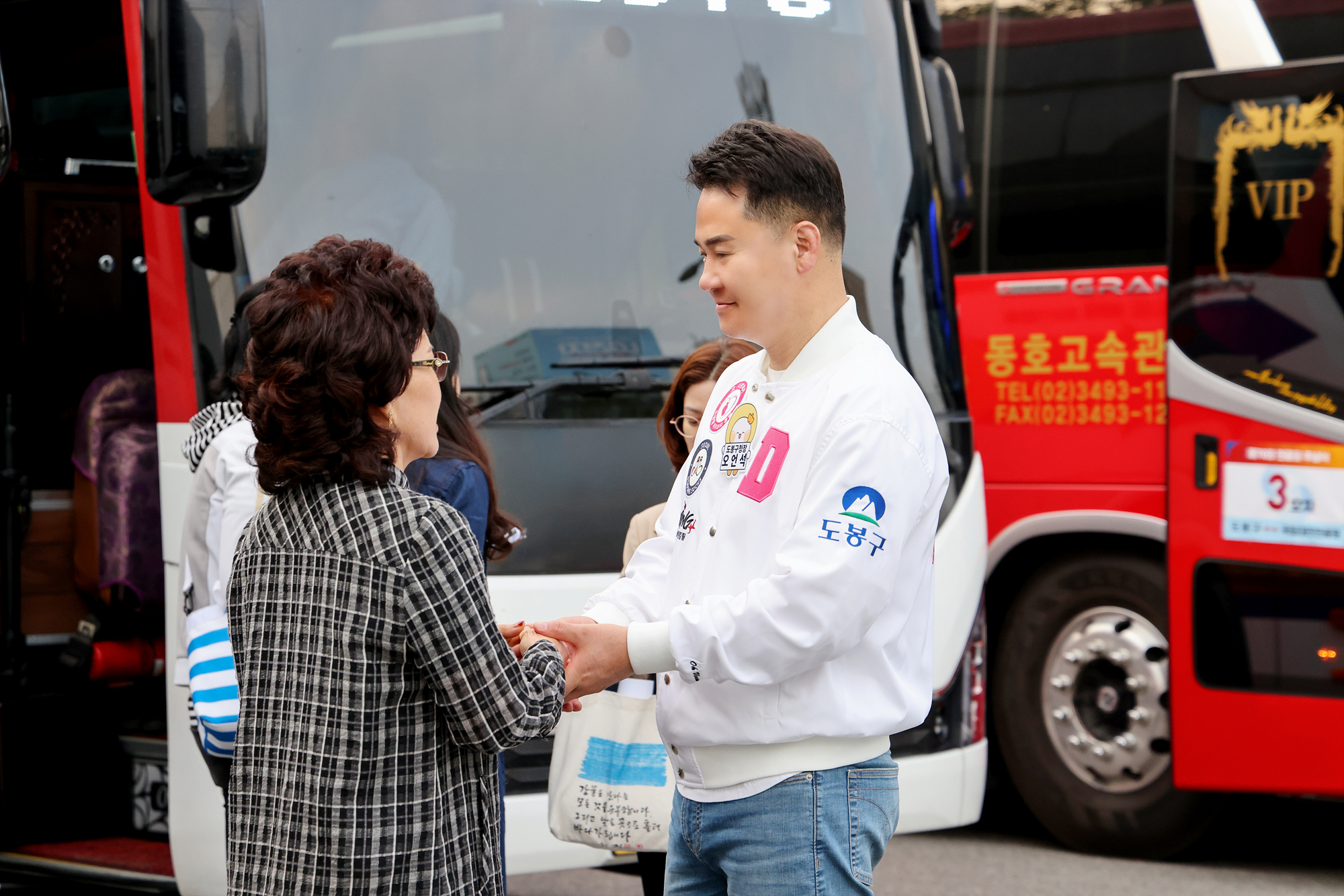 현충일 추념식 참배(대전) 유가족 환송 해당 이미지 입니다