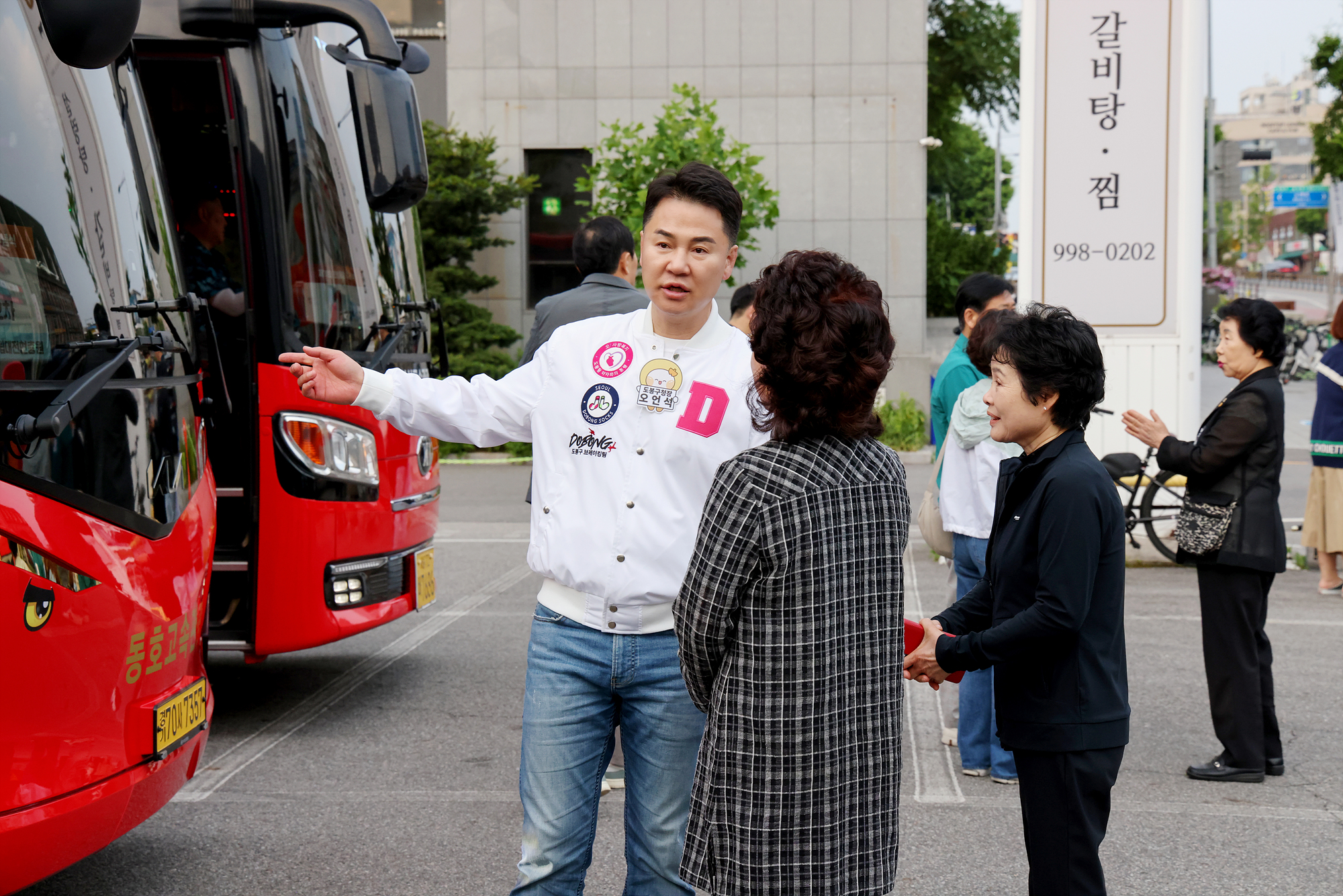 현충일 추념식 참배(대전) 유가족 환송 해당 이미지 입니다