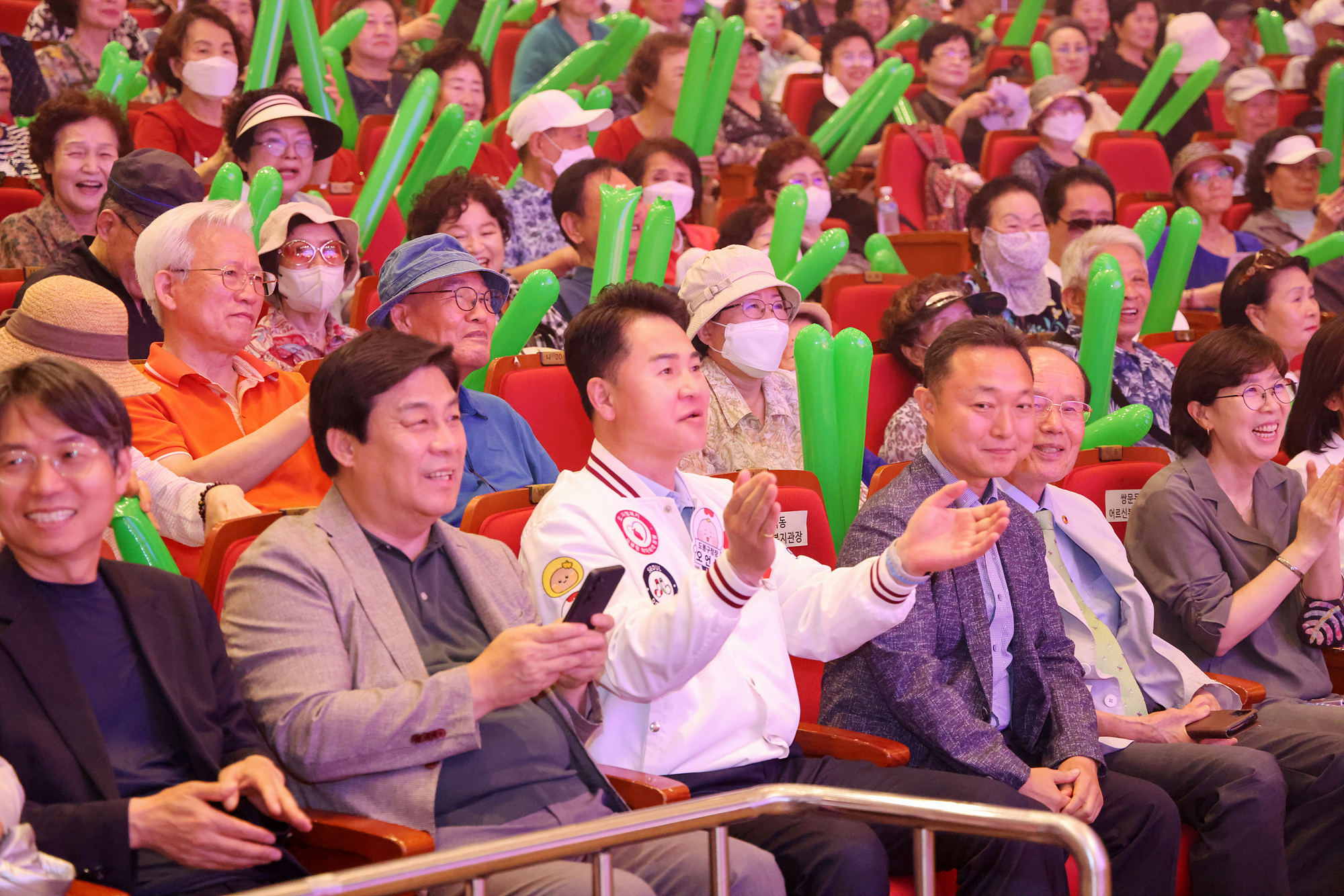 어르신 노래자랑 해당 이미지 입니다