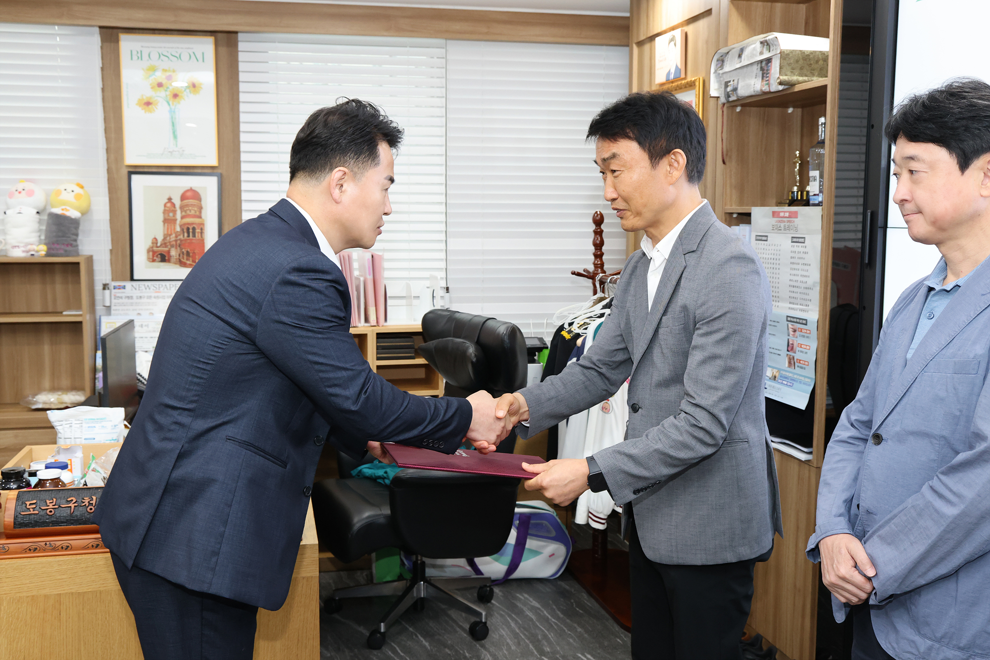 5급 승진자 임용장 수여식 해당 이미지 입니다