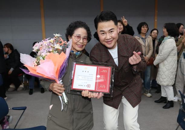 모범구민 표창장 수여식-4 해당 이미지 입니다