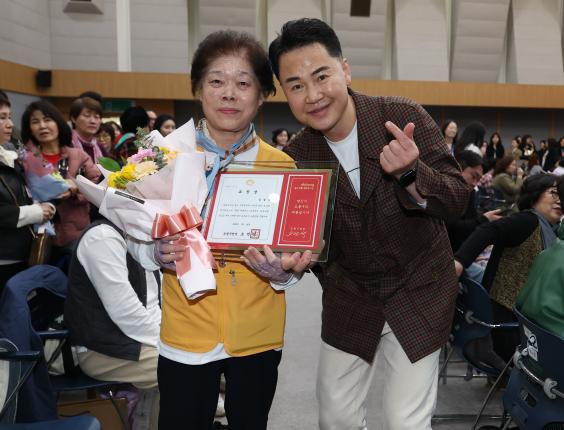 모범구민 표창장 수여식-4 해당 이미지 입니다