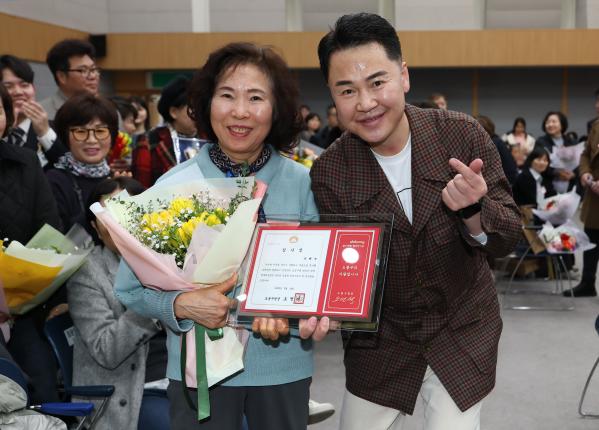 모범구민 표창장 수여식-4 해당 이미지 입니다