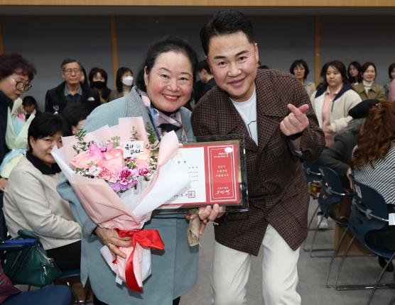 모범구민 표창장 수여식-4 해당 이미지 입니다