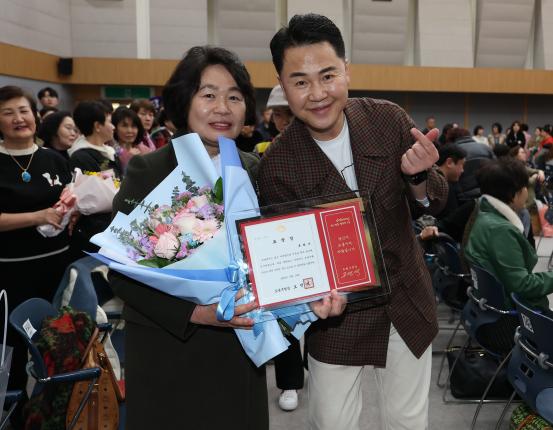 모범구민 표창장 수여식-4 해당 이미지 입니다