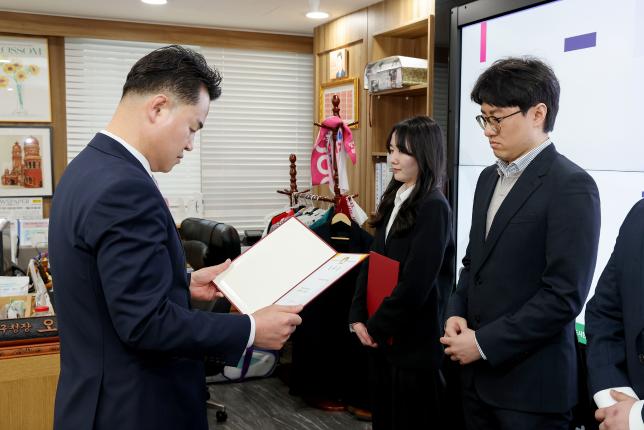 기술직 임용장 수여식 해당 이미지 입니다