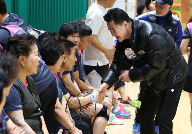 시니어 배드민턴 연합회 방문 해당 이미지 입니다