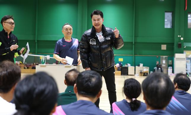 시니어 배드민턴 연합회 방문 해당 이미지 입니다