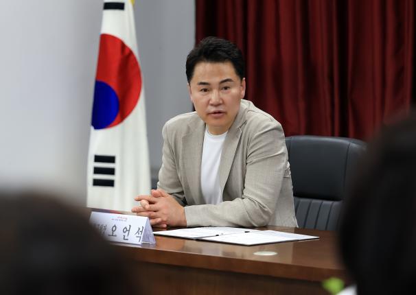 근로자의 날 공무직원 표창장 수여식 해당 이미지 입니다
