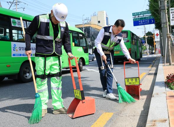 환경공무관 로봇 착용 시연회 해당 이미지 입니다