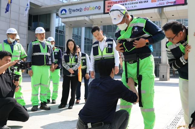 환경공무관 로봇 착용 시연회 해당 이미지 입니다