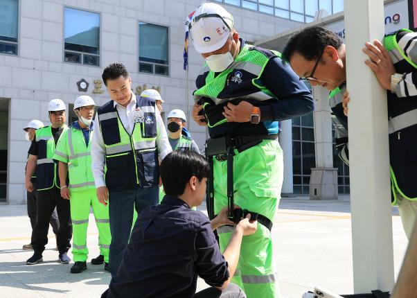 환경공무관 로봇 착용 시연회 해당 이미지 입니다