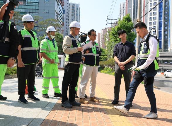 환경공무관 로봇 착용 시연회 해당 이미지 입니다