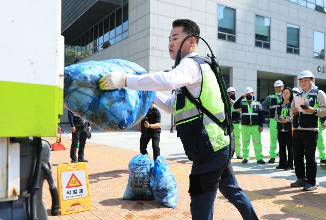 환경공무관 로봇 착용 시연회 해당 이미지 입니다