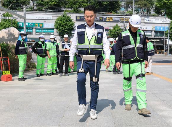 환경공무관 로봇 착용 시연회 해당 이미지 입니다
