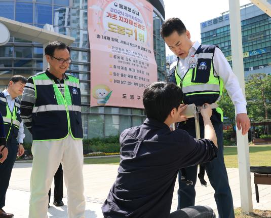 환경공무관 로봇 착용 시연회 해당 이미지 입니다