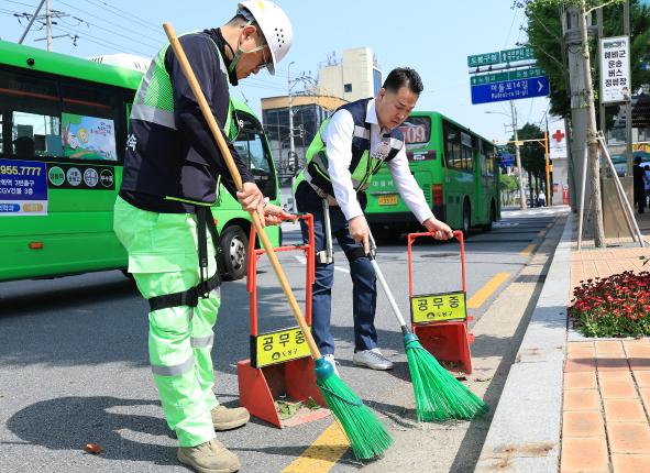 환경공무관 로봇 착용 시연회 해당 이미지 입니다