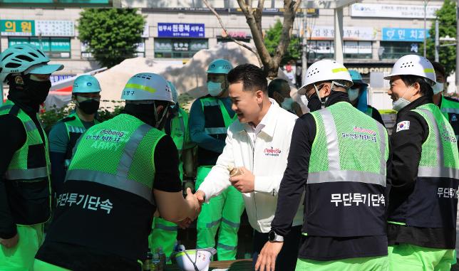 환경공무관 로봇 착용 시연회 해당 이미지 입니다