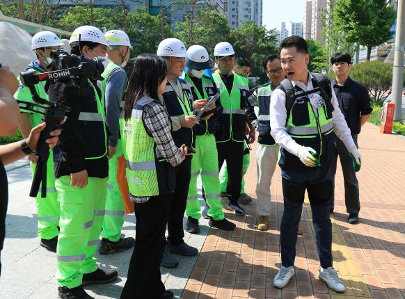 환경공무관 로봇 착용 시연회 해당 이미지 입니다