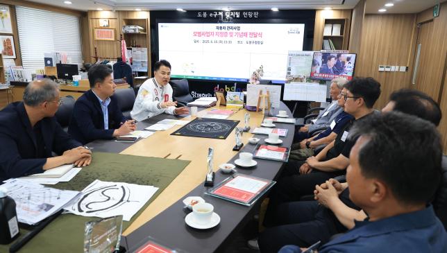 자동차 모범사업자 지정증 및 기념패 전달 해당 이미지 입니다