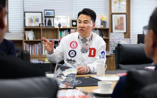 자동차 모범사업자 지정증 및 기념패 전달 해당 이미지 입니다