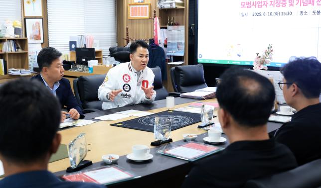 자동차 모범사업자 지정증 및 기념패 전달 해당 이미지 입니다