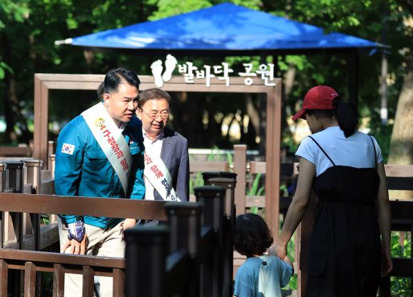 구청장이 찾아가는 현장민원 상담(발바닥공원) 해당 이미지 입니다