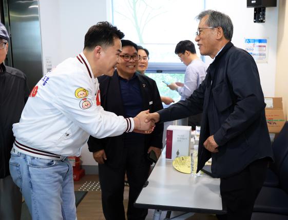 김수영시인 57주기 기념명사 초청 강연회 (유홍준 교수) 해당 이미지 입니다