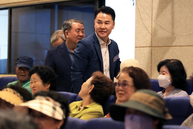 서울국제노인영화제 당선작 상영 해당 이미지 입니다