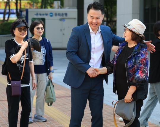 동지역사회보장협의체 연합회 야유회 환송 해당 이미지 입니다