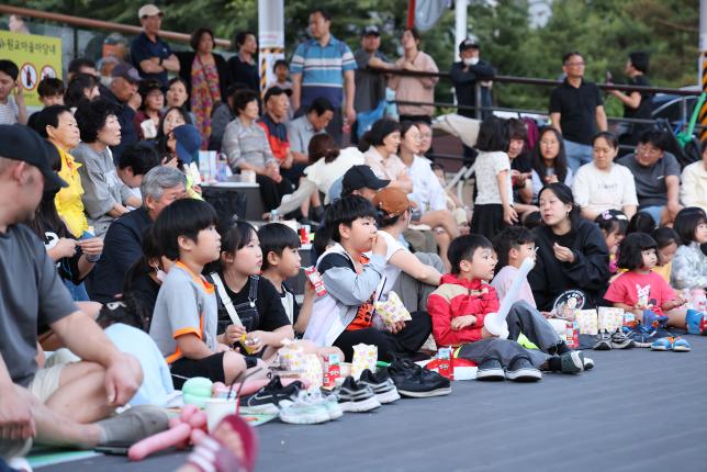영화마을 야외 영화 상영 해당 이미지 입니다